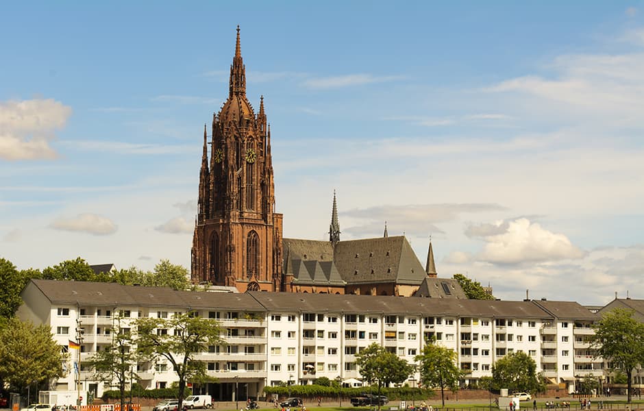 Der Kaiserdom im Hintergrund unter blauem Himmel in Frankfurt am Main