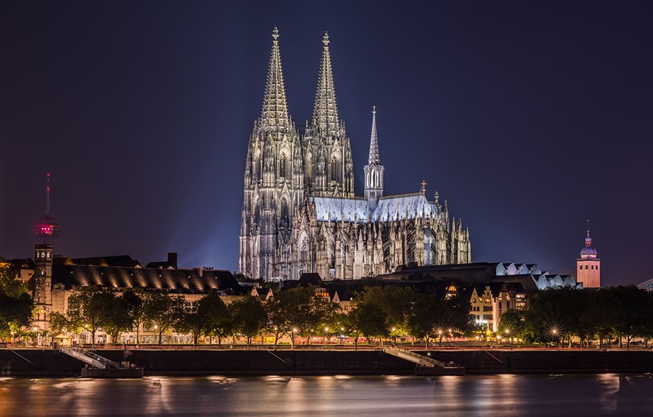 cologne cathedral at night germany