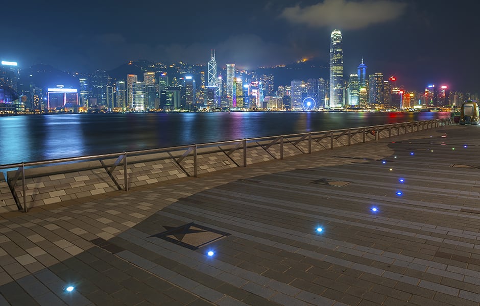 victoria harbour in hong kong at night