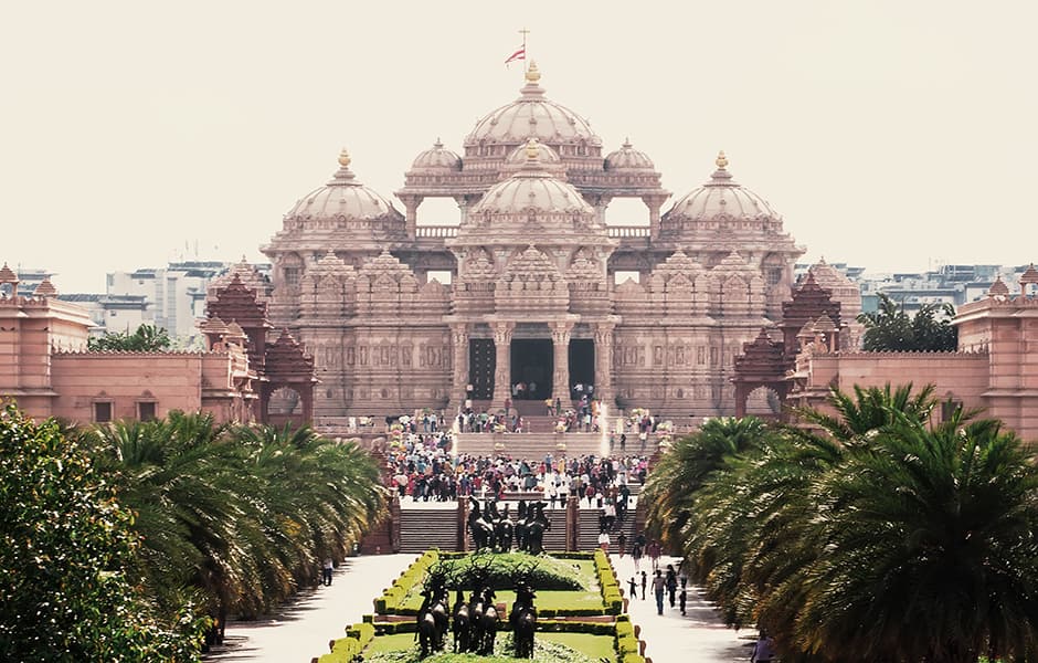 akshardham temple and greenery on a clear day in delhi