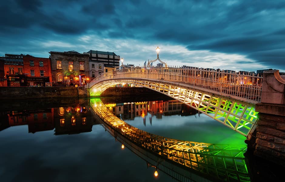 scenic view of the hapenny bridge in dublin at night