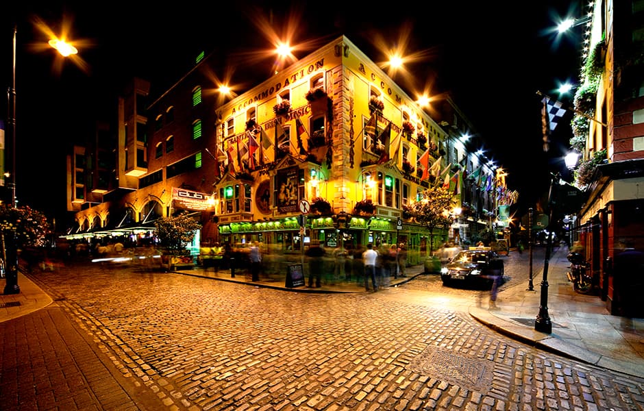 temple bar at night dublin ireland