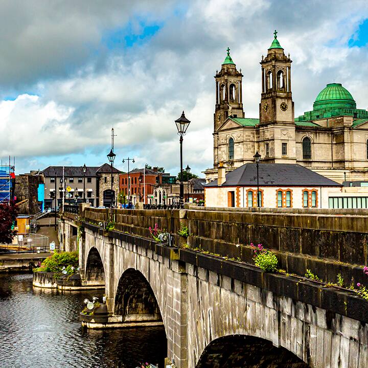 bridge going over the river shannon in westmeath ireland