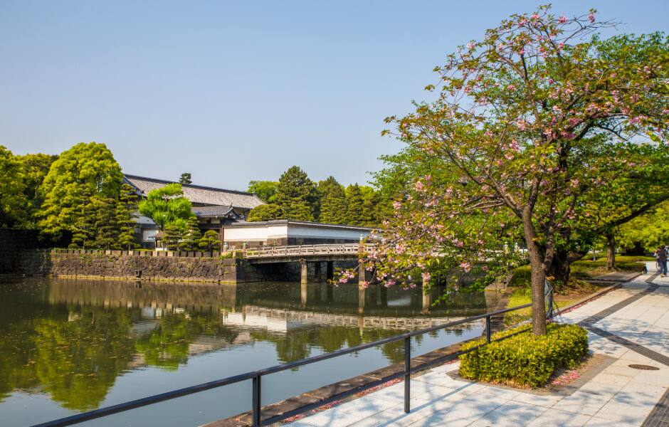 imperial palace bridge in tokyo