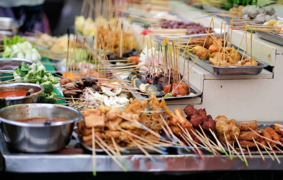 Satay-Spieße im Foodmarkt in Kuala Lumpur