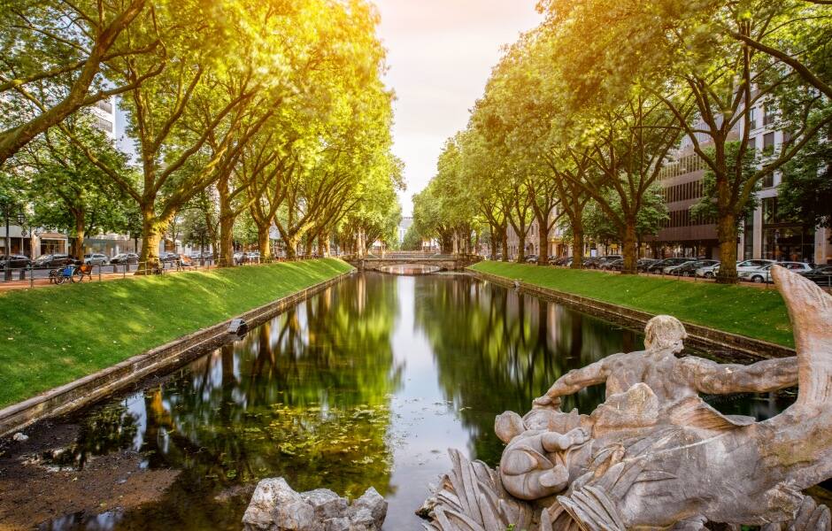 canal running through konigsallee dusseldorf