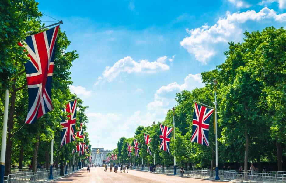 the mall leading to buckingham palace london