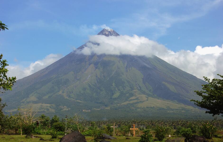 mayon volcano albay philippines