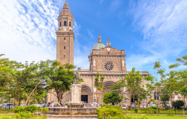 ein sonniger Tag über der Kathedrale von Manila und der Basilika in Intramuros