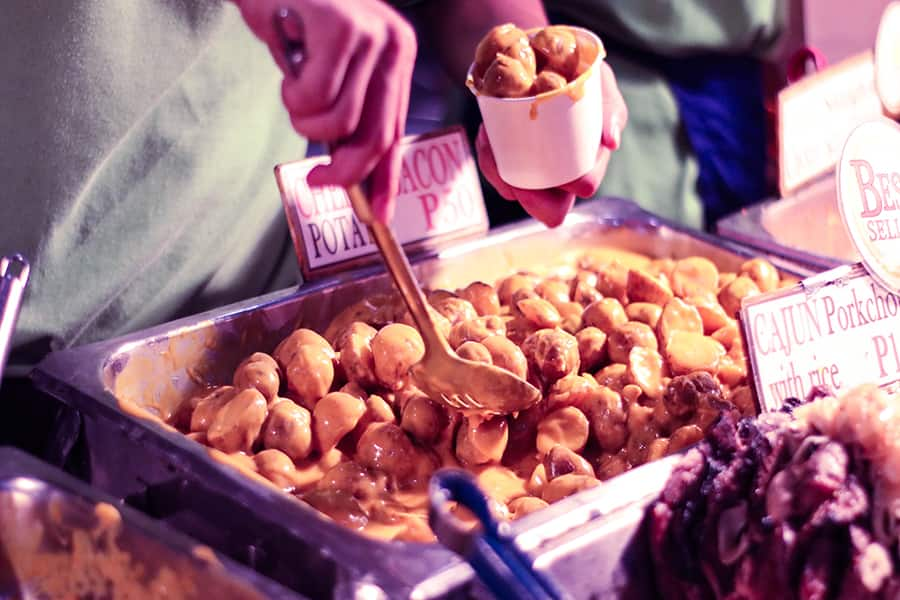 Essen auf einem Nachtmarkt in Manila