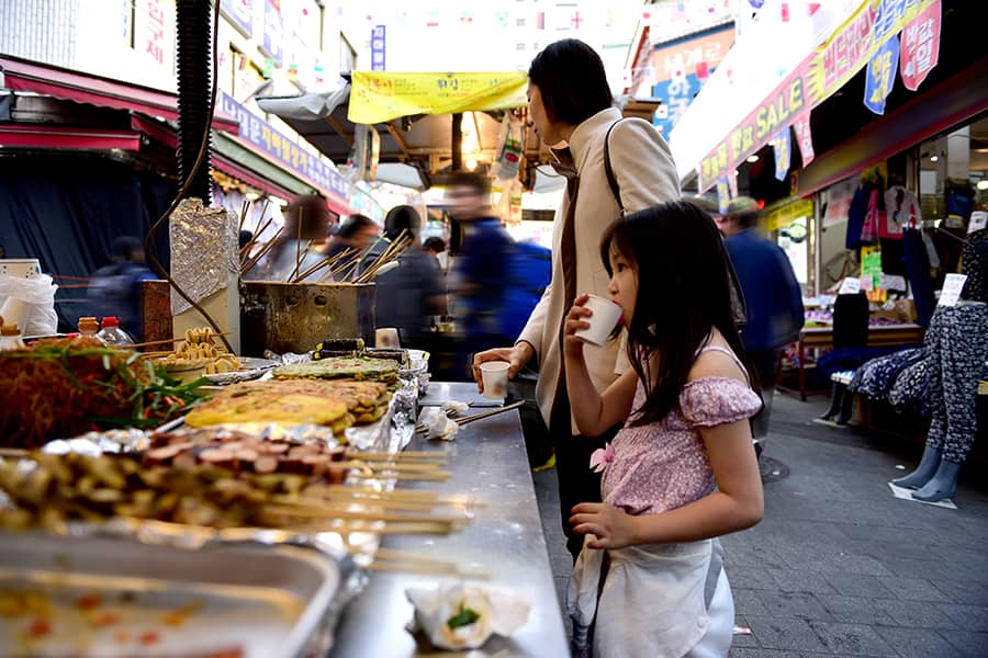 daughter and mother at gwangjang market seoul