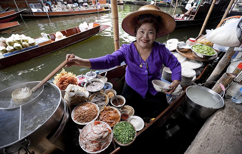  food vendor at the damnoen saduak floating Market in thailand