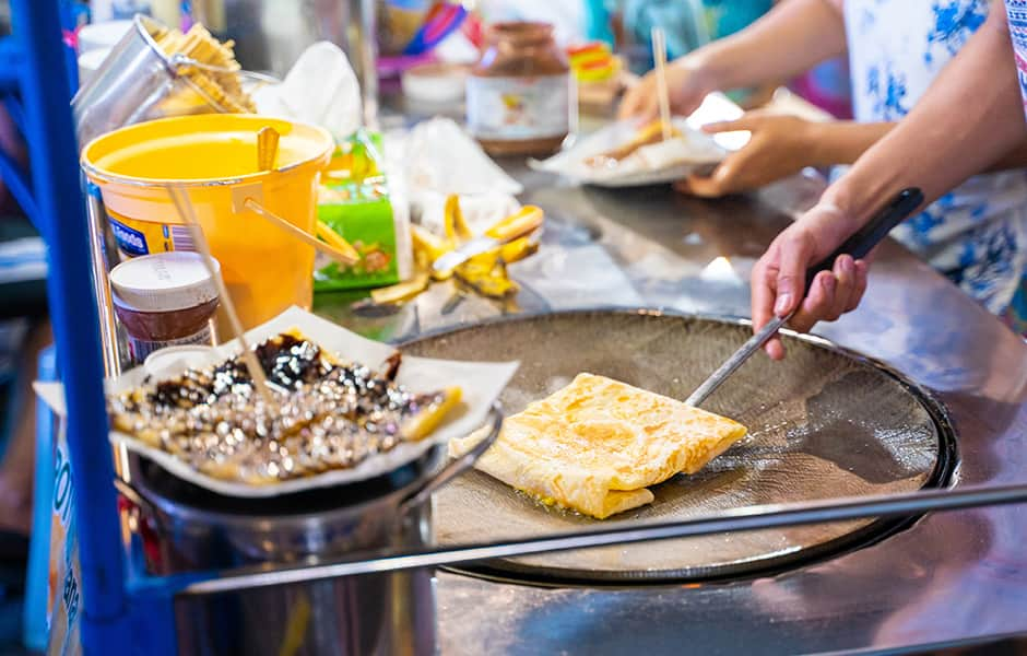 street food vendor on khao san road bangkok