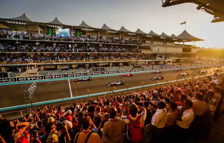 Luftaufnahme des Yas Marina Circuit und der Insel Abu Dhabi