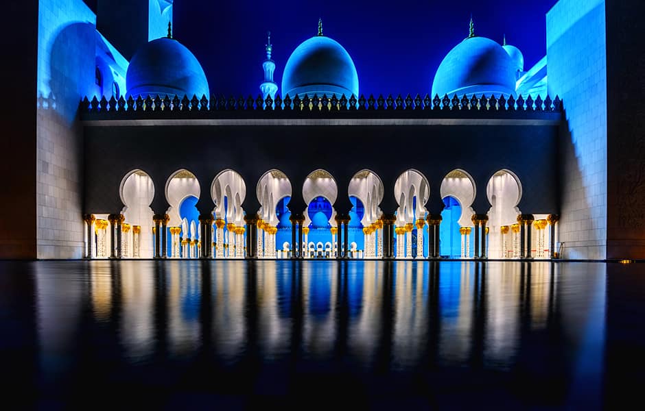 sheikh zayed grand mosque in abu dhabi at night