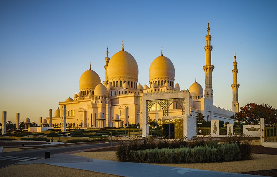 sheik zayed grand mosque at dusk abu dhabi