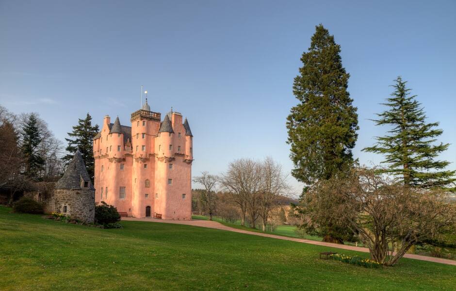 craigievar castle and gardens in aberdeen