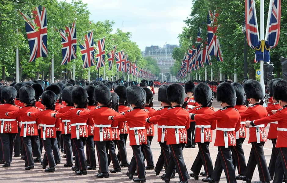 guards at buckingham palace