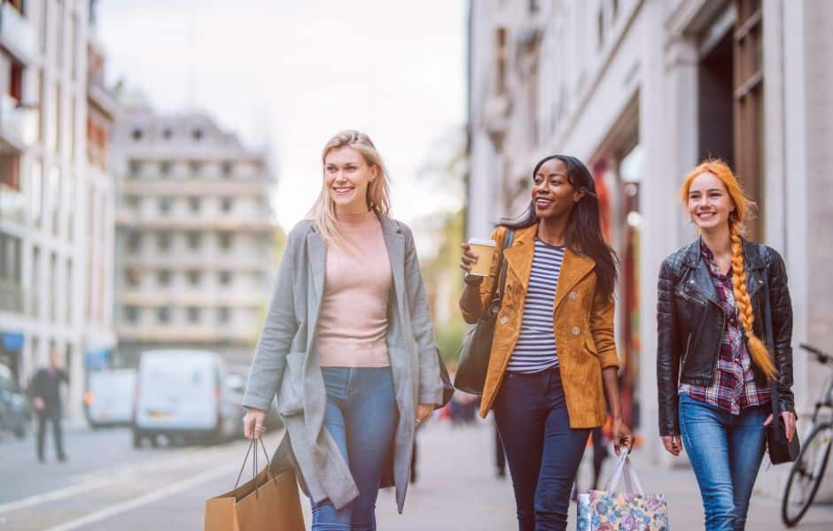 friends shopping in london