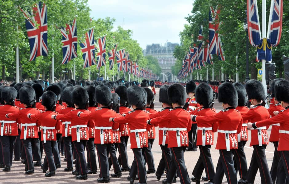 guards outside buckingham palace london