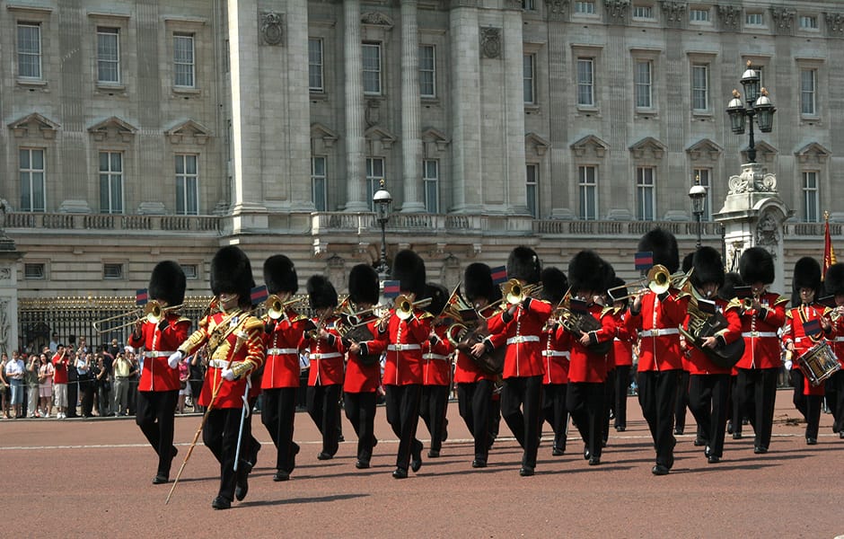 buckingham palace guards marching london uk