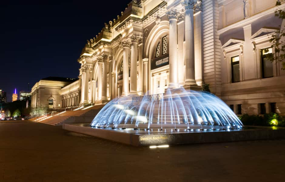 metropolitan museum at night with lit fountain