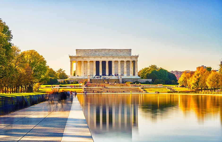 reflecting pool and lincoln memorial usa