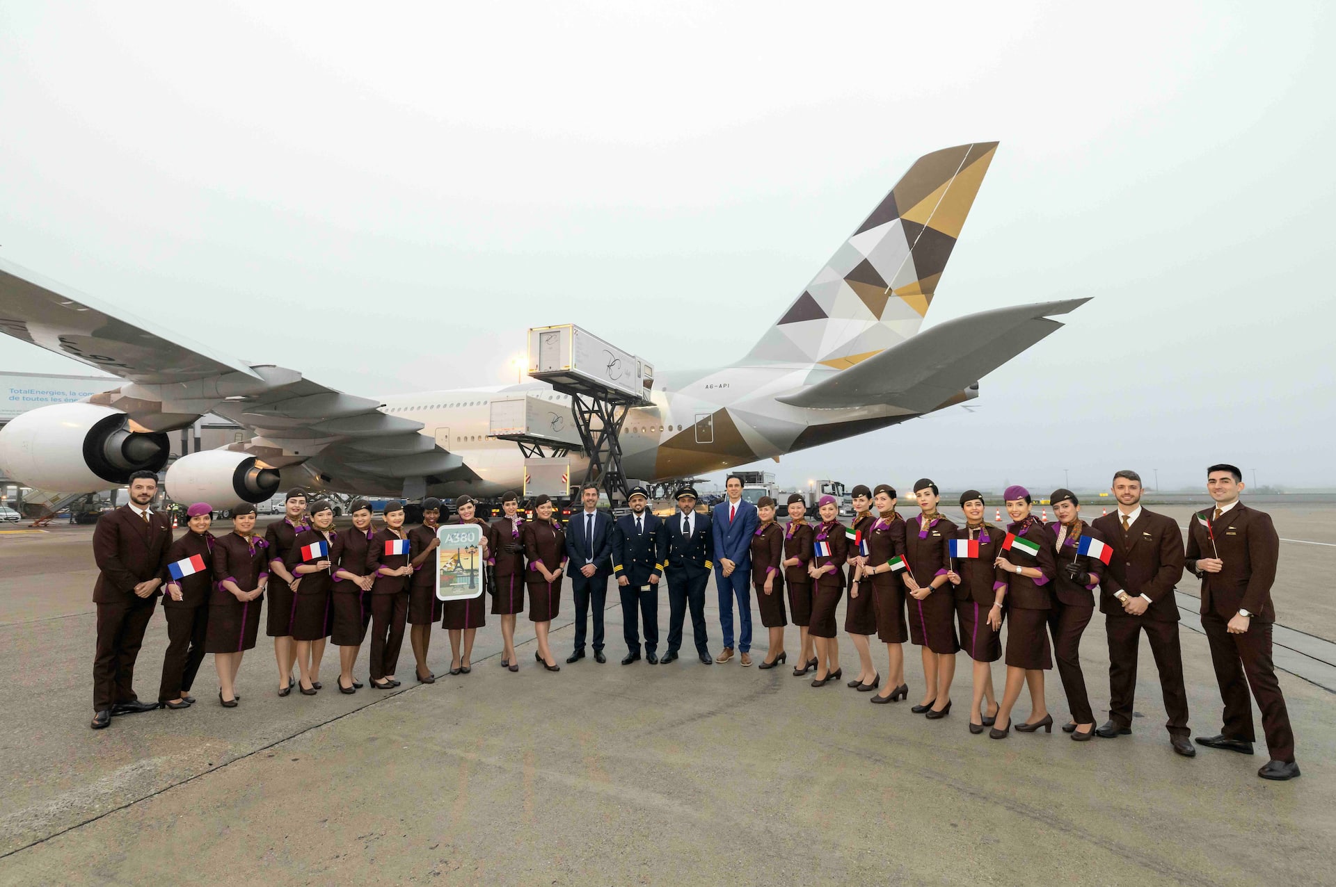 Etihad Airways flagship Airbus A380 makes grand return to Paris