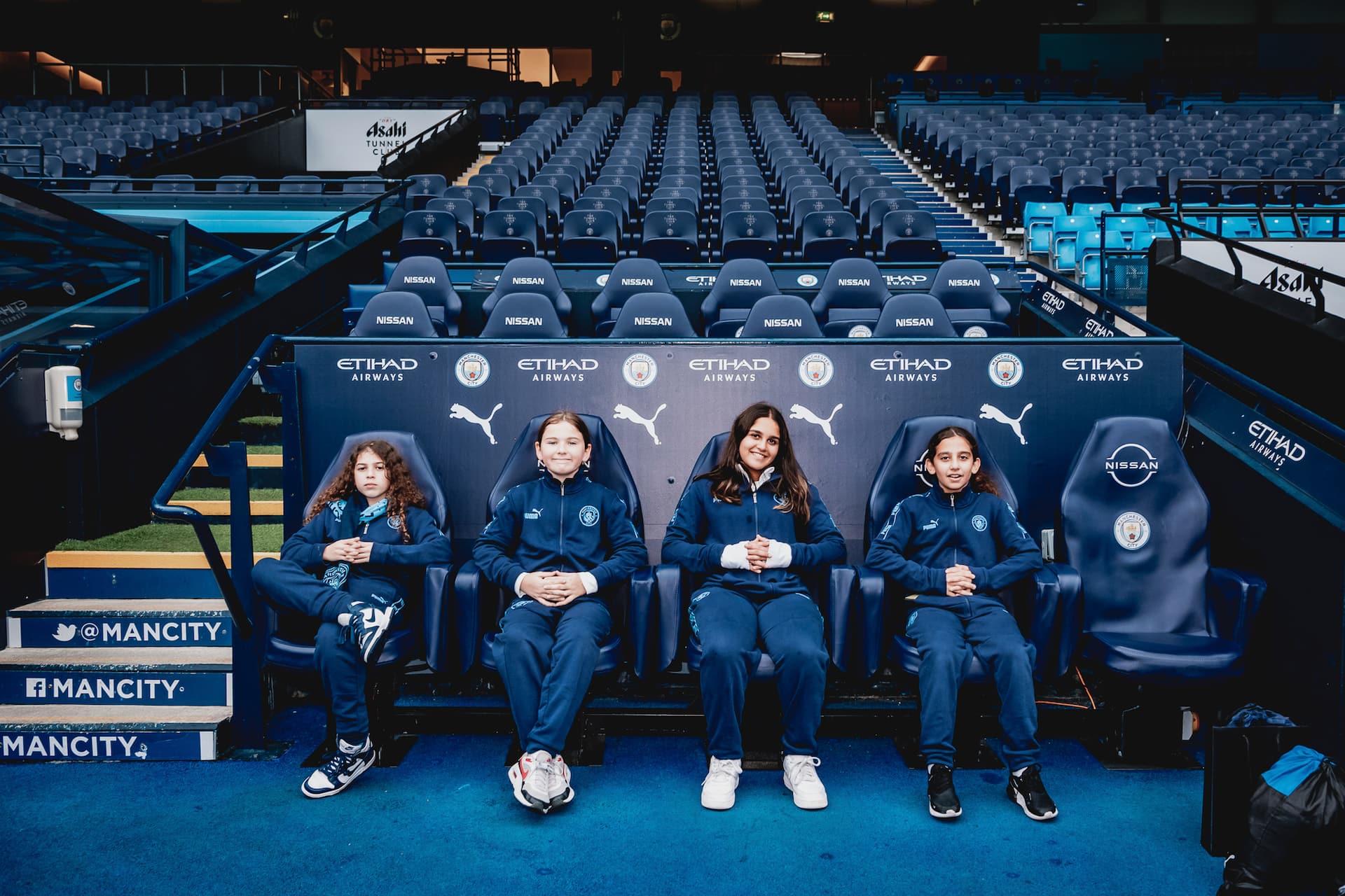 Manchester City players and Etihad Airways make dreams come true for young female players